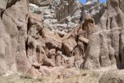زیبایی های منحصر به فرد صخره های طبیعی روستای قطعه
